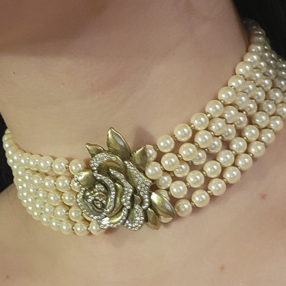 Elegant Pearl Choker Necklace with Golden Rose - Picture 3 of 4